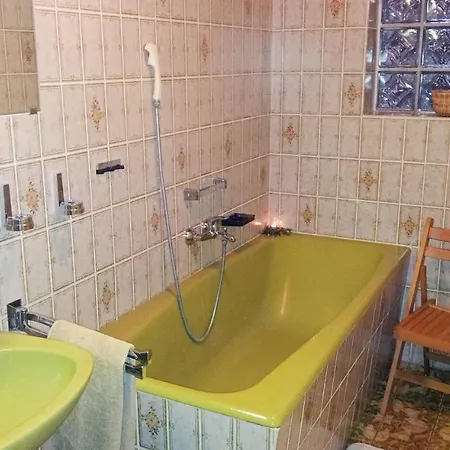 Awesome In With 3 Bedrooms And Wifi Дом отдыха *